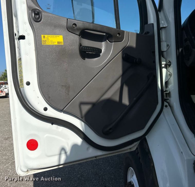 image for item EG0791 2010 Freightliner  Business Class M2 crane truck