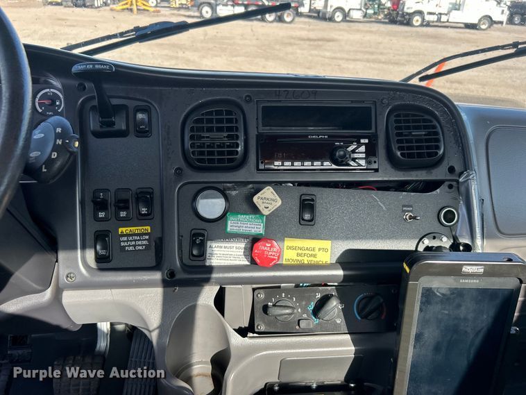 image for item EG0791 2010 Freightliner  Business Class M2 crane truck