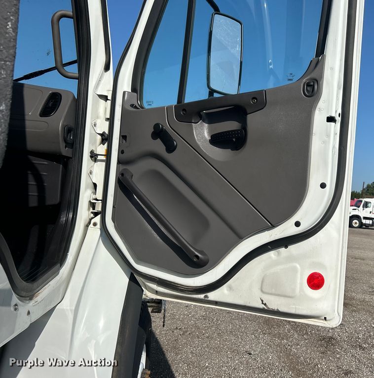 image for item EG0791 2010 Freightliner  Business Class M2 crane truck