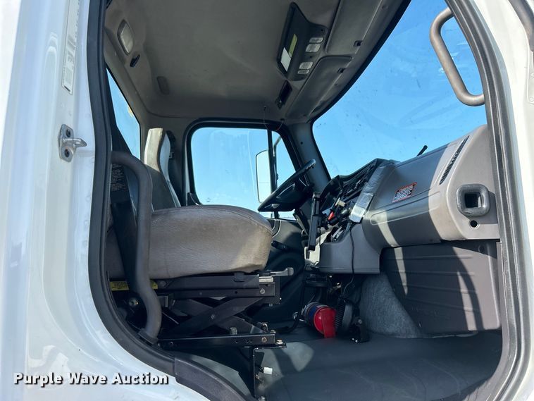 image for item EG0791 2010 Freightliner  Business Class M2 crane truck