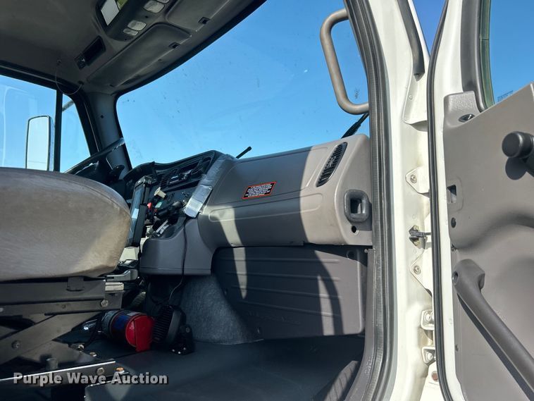 image for item EG0791 2010 Freightliner  Business Class M2 crane truck