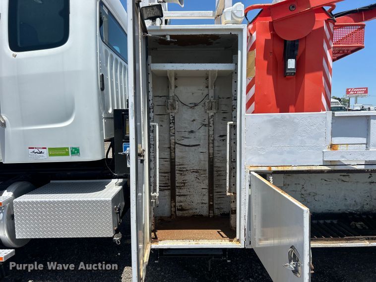 image for item EG0795 2007 Freightliner  Business Class M2 crane truck