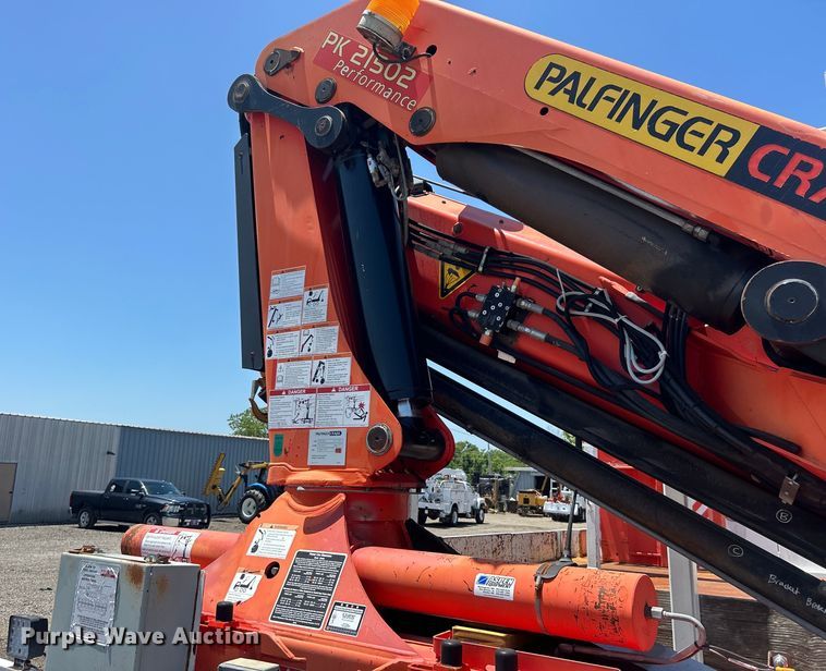 image for item EG0795 2007 Freightliner  Business Class M2 crane truck