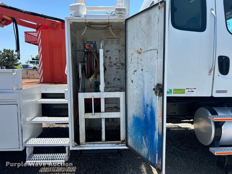 image for item EG0795 2007 Freightliner  Business Class M2 crane truck