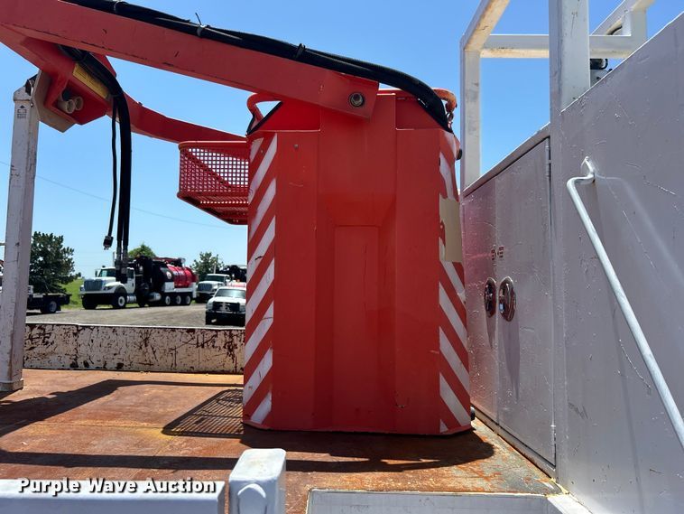 image for item EG0795 2007 Freightliner  Business Class M2 crane truck