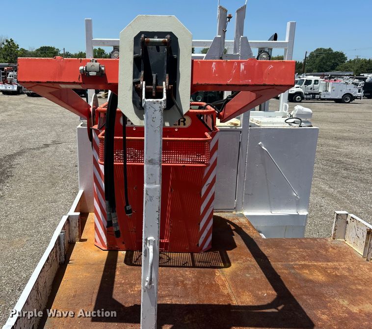 image for item EG0795 2007 Freightliner  Business Class M2 crane truck