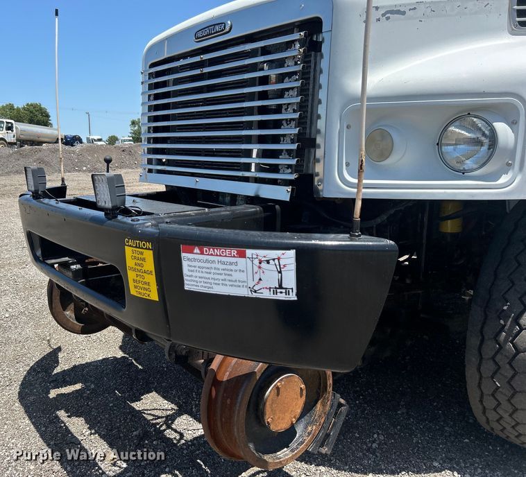 image for item EG0795 2007 Freightliner  Business Class M2 crane truck