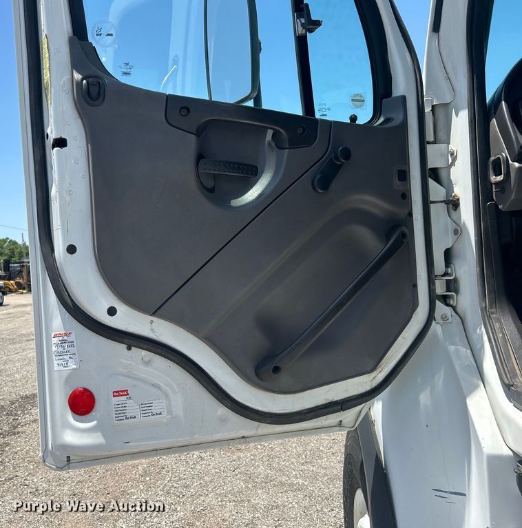 image for item EG0795 2007 Freightliner  Business Class M2 crane truck