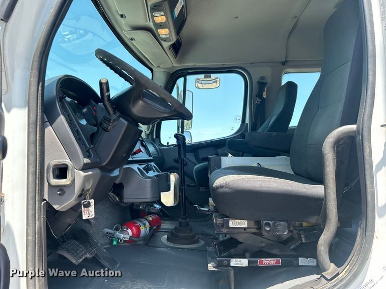 image for item EG0795 2007 Freightliner  Business Class M2 crane truck