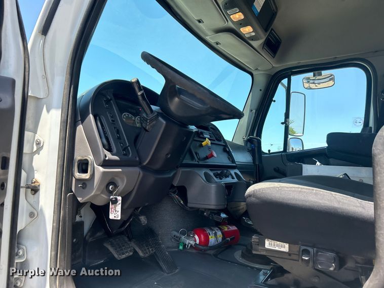 image for item EG0795 2007 Freightliner  Business Class M2 crane truck