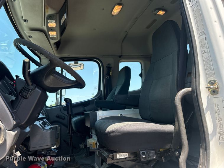 image for item EG0795 2007 Freightliner  Business Class M2 crane truck