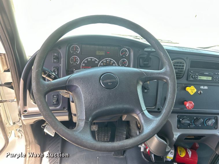 image for item EG0795 2007 Freightliner  Business Class M2 crane truck