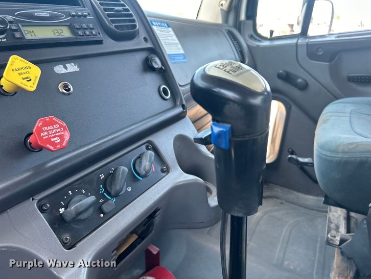 image for item EG0795 2007 Freightliner  Business Class M2 crane truck