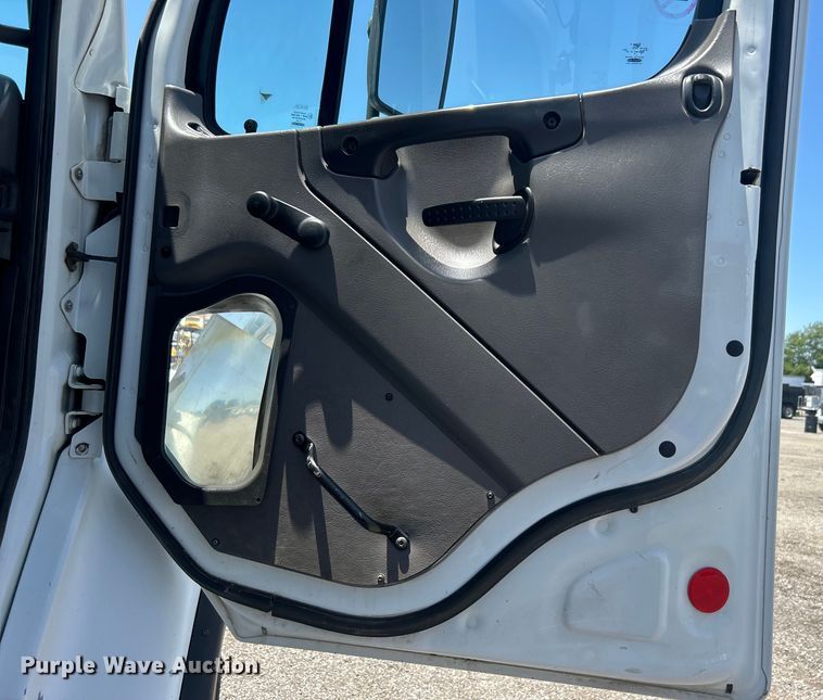 image for item EG0795 2007 Freightliner  Business Class M2 crane truck