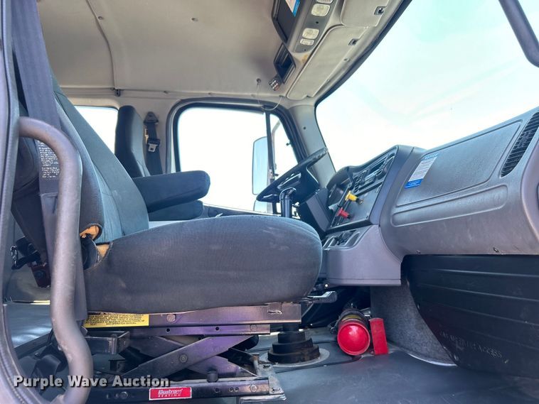 image for item EG0795 2007 Freightliner  Business Class M2 crane truck