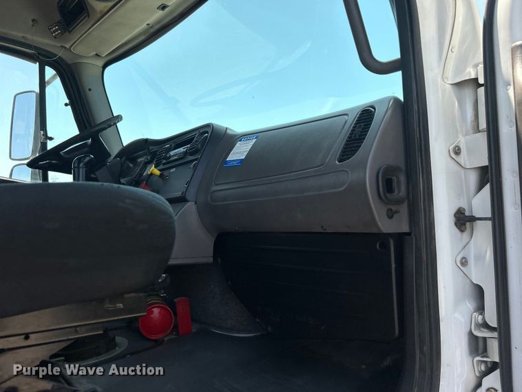 image for item EG0795 2007 Freightliner  Business Class M2 crane truck