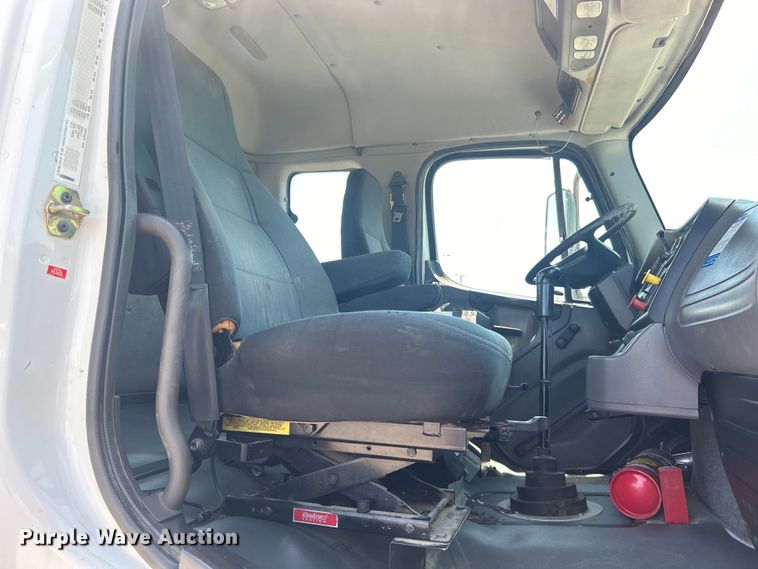 image for item EG0795 2007 Freightliner  Business Class M2 crane truck