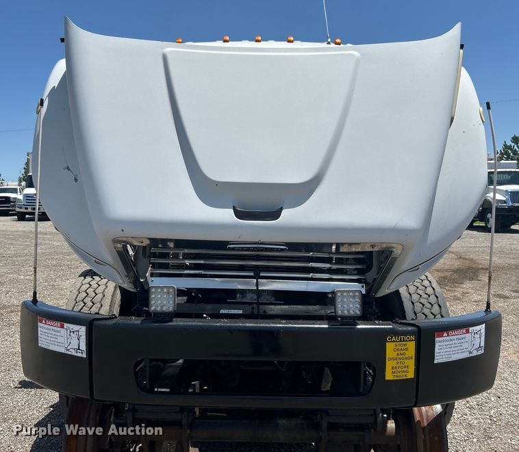 image for item EG0795 2007 Freightliner  Business Class M2 crane truck