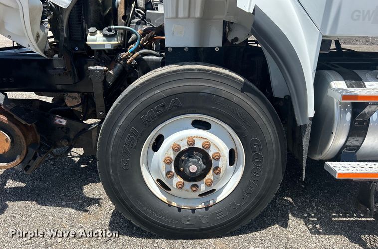 image for item EG0795 2007 Freightliner  Business Class M2 crane truck