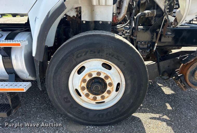 image for item EG0795 2007 Freightliner  Business Class M2 crane truck