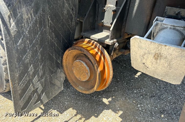 image for item EG0795 2007 Freightliner  Business Class M2 crane truck