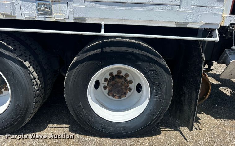 image for item EG0795 2007 Freightliner  Business Class M2 crane truck