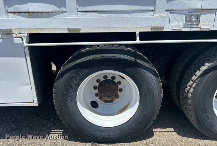 image for item EG0795 2007 Freightliner  Business Class M2 crane truck