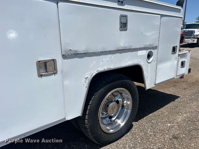 image for item EG0796 2000 Ford F450 Super Duty utility / service truck