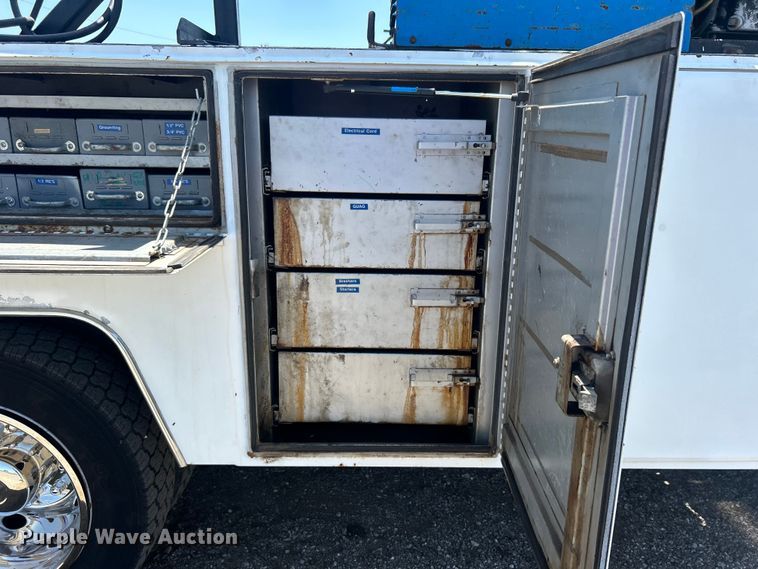 image for item EG0796 2000 Ford F450 Super Duty utility / service truck