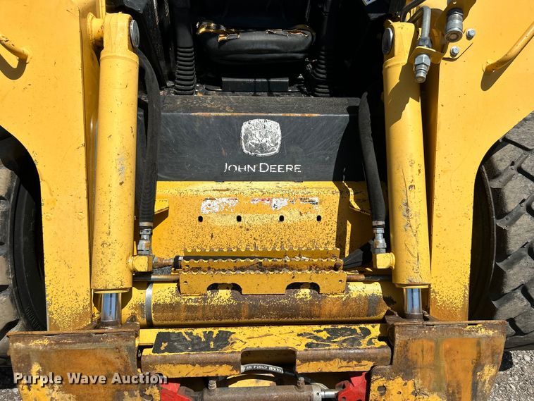 image for item EG0797 2005 John Deere 332 skid steer loader