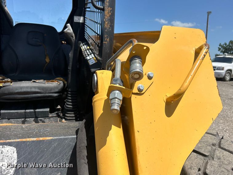 image for item EG0797 2005 John Deere 332 skid steer loader