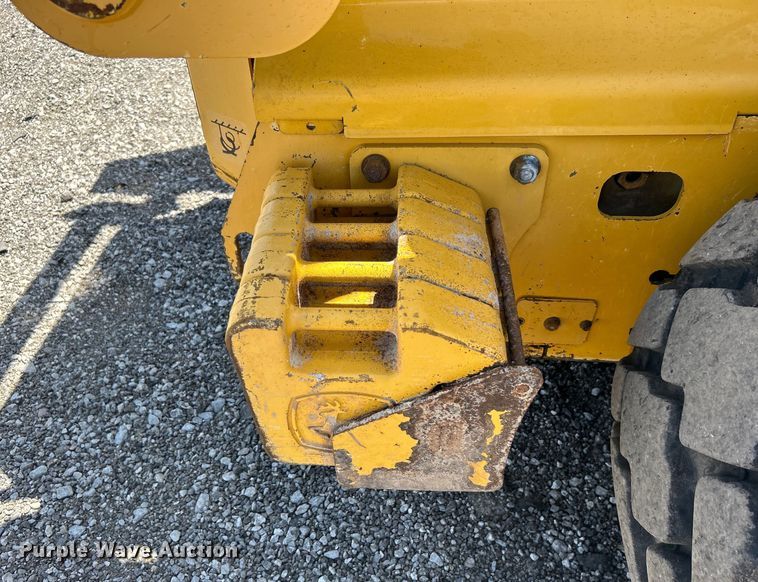 image for item EG0797 2005 John Deere 332 skid steer loader