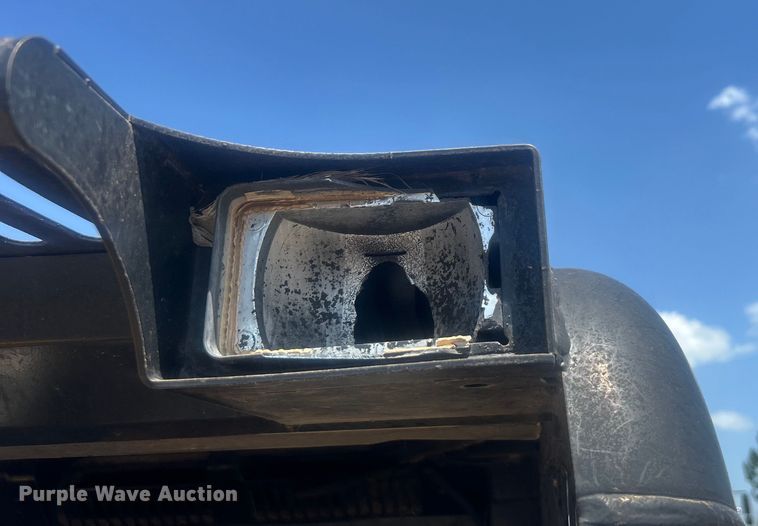 image for item EG0797 2005 John Deere 332 skid steer loader