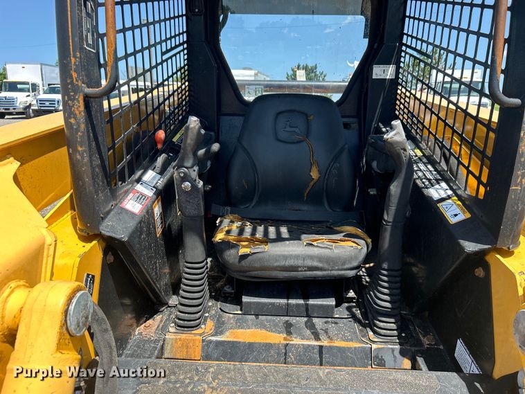 image for item EG0797 2005 John Deere 332 skid steer loader