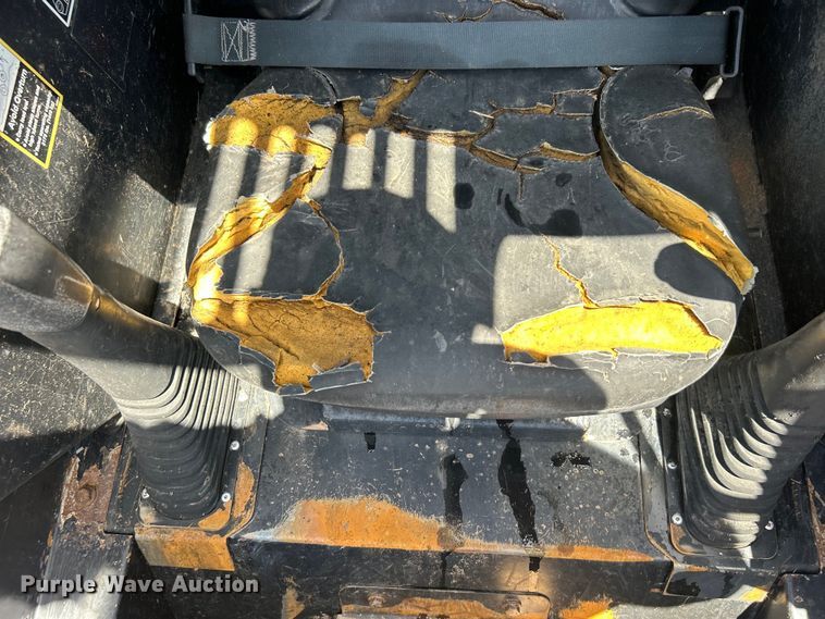 image for item EG0797 2005 John Deere 332 skid steer loader