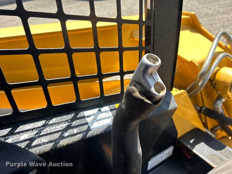 image for item EG0797 2005 John Deere 332 skid steer loader