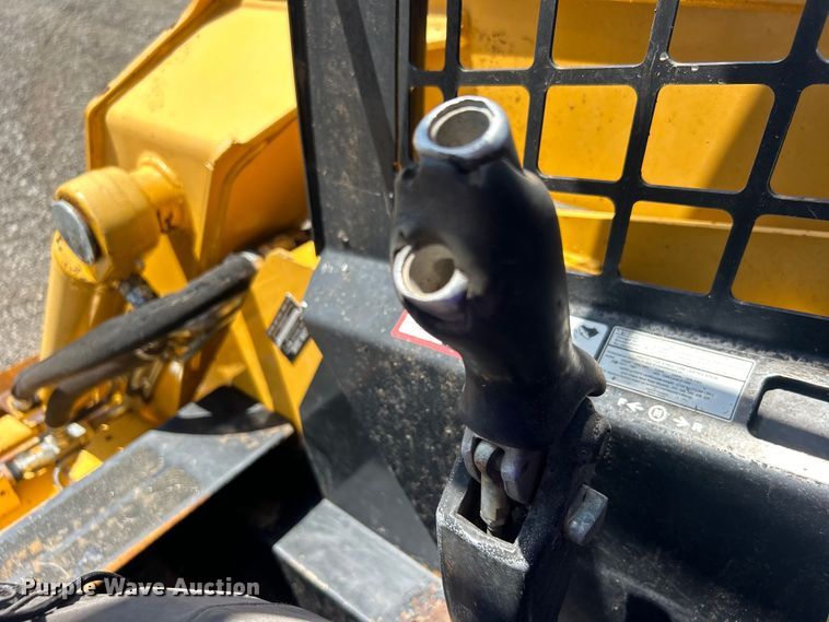 image for item EG0797 2005 John Deere 332 skid steer loader