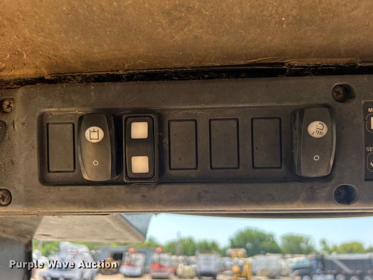 image for item EG0797 2005 John Deere 332 skid steer loader