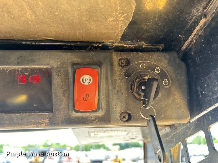 image for item EG0797 2005 John Deere 332 skid steer loader