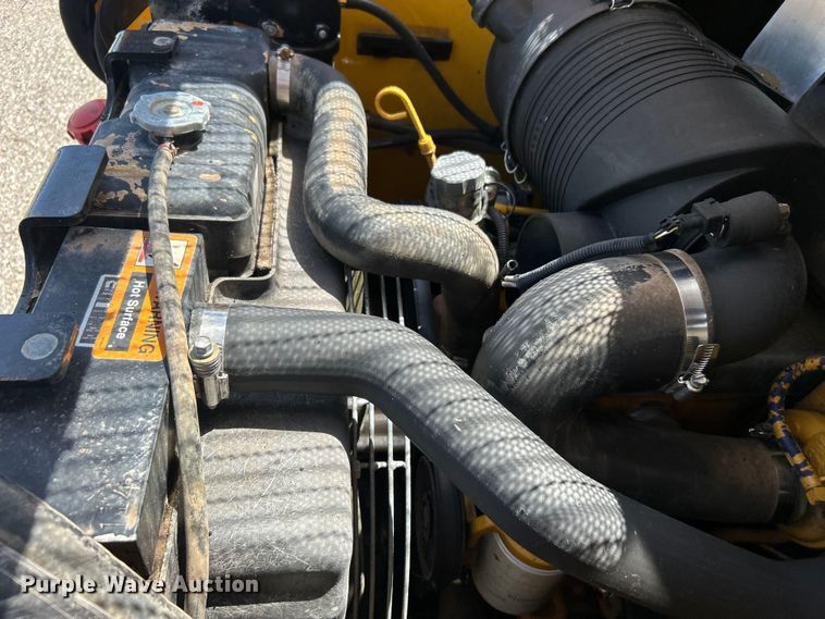 image for item EG0797 2005 John Deere 332 skid steer loader