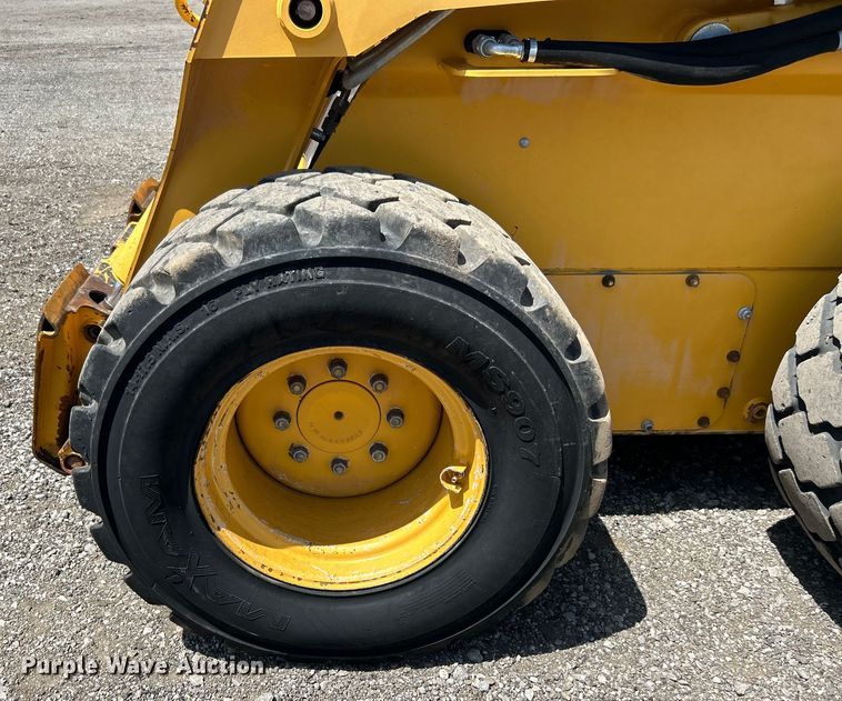 image for item EG0797 2005 John Deere 332 skid steer loader