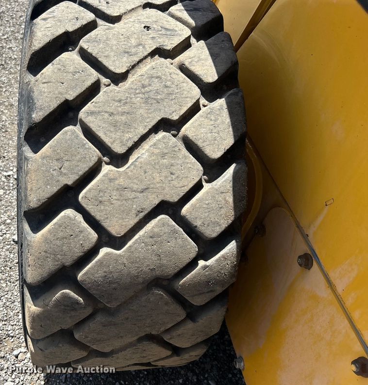 image for item EG0797 2005 John Deere 332 skid steer loader