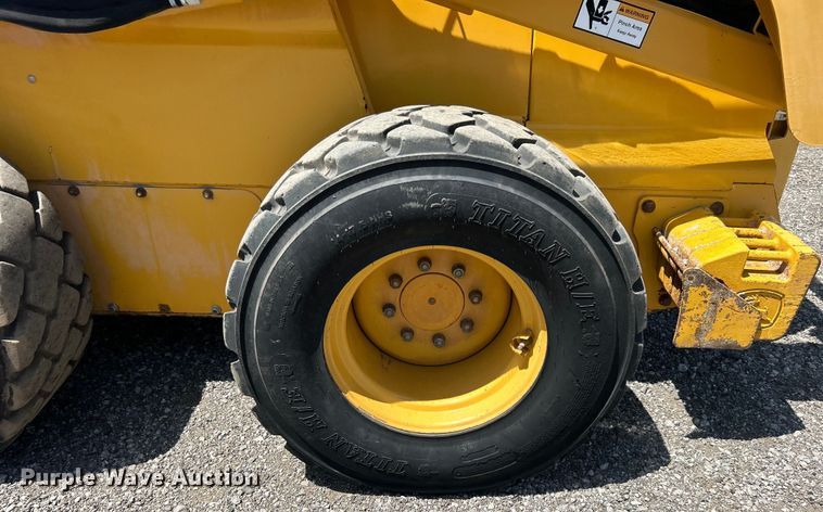 image for item EG0797 2005 John Deere 332 skid steer loader