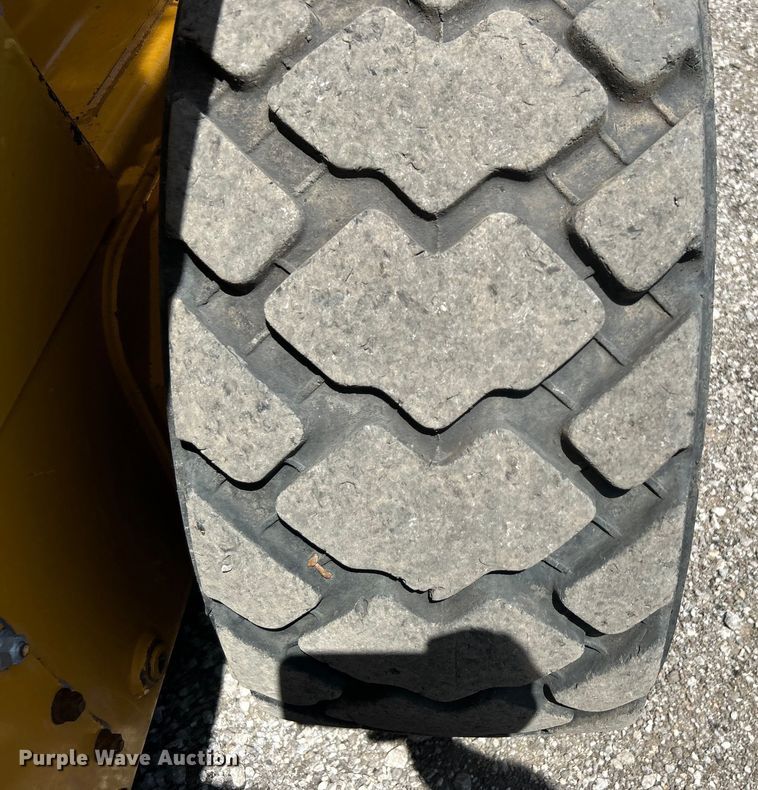 image for item EG0797 2005 John Deere 332 skid steer loader