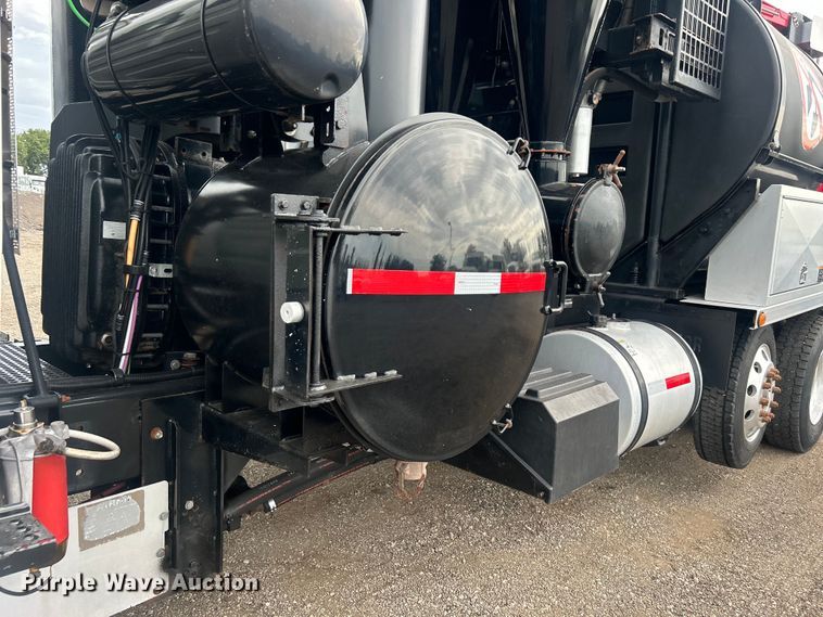 image for item EG0804 2013 International  WorkStar 7600 hydrovac truck