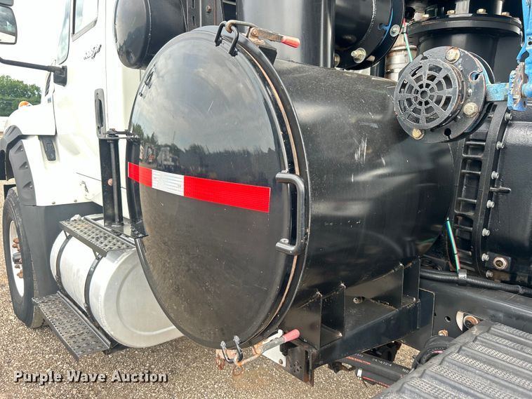 image for item EG0804 2013 International  WorkStar 7600 hydrovac truck