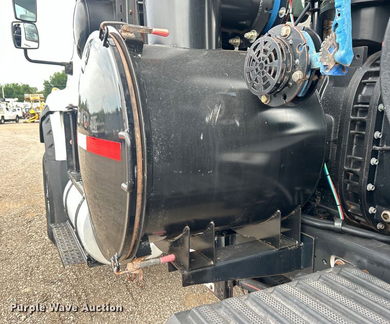 image for item EG0804 2013 International  WorkStar 7600 hydrovac truck