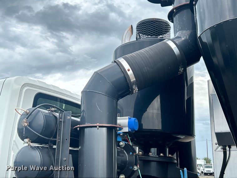 image for item EG0804 2013 International  WorkStar 7600 hydrovac truck