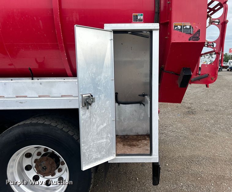 image for item EG0804 2013 International  WorkStar 7600 hydrovac truck