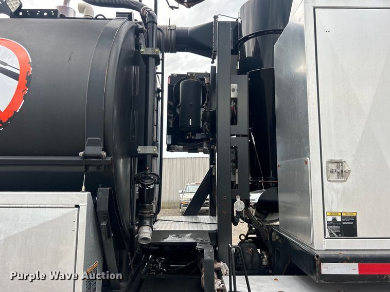 image for item EG0804 2013 International  WorkStar 7600 hydrovac truck